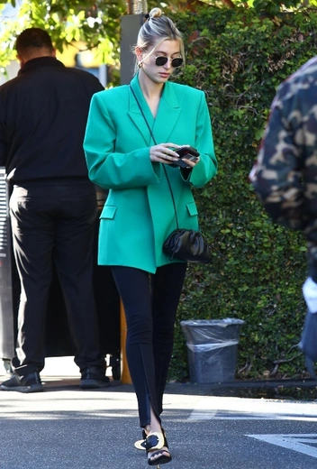 Хейли Бибер в Лос-Анджелесе | marieclaire.ru