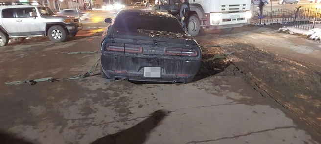 Dodge Challenger провалился 7 октября | Источник: читатель НГС Алексей