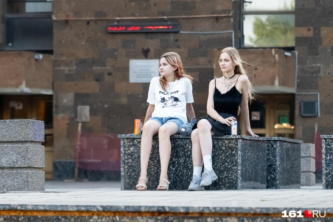После дневного зноя приятно посидеть под открытым небом | Источник: Евгений Вдовин / 161.RU