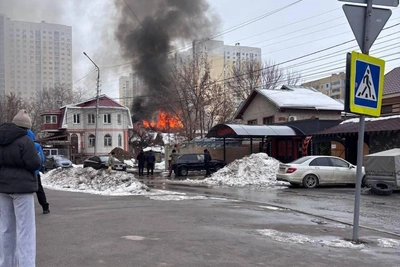 В Саратове горят два частных дома