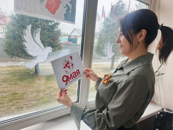 Коллективы украсили окна административных зданий к акции «Окна Победы» | Источник: СУЭК-Красноярск