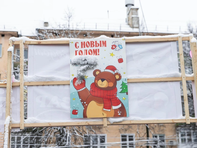 Торговая площадка украшена праздничными плакатами и гирляндами. | Источник: Артем Бауман / 76.RU