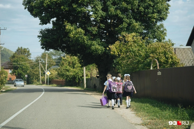 Детям приходится ходить по дороге | Источник: Дарья Паращенко / 93.RU