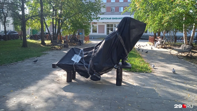 Раньше на этом же месте стоял стенд местной библиотеки | Источник: Юрий Скородумов / 29.RU