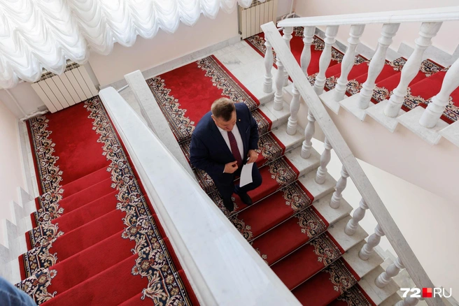 Сегодня Федор Шишкин в костюме. Во время паводка чаще приходилось ходить в сапогах | Источник: Ирина Шарова / 72.RU