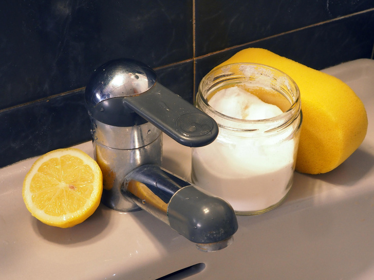 Зачем лимон нужно привязывать к кухонному крану — вы будете приятно удивлены