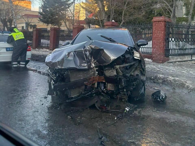 Одно из транспортных средств, пострадавших в аварии | Источник: 72.RU