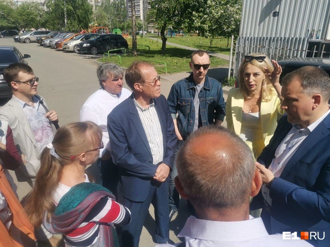 На встречу с представителями совета дома пришли замглавы района и замдиректора управляющей компании | Источник: Даниил Румянцев / E1.RU