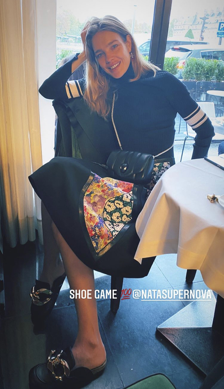 Юбка с аппликацей, it-bag и самая модная обувь этой осени: Наталья Водянова собрала все тренды в одном образе