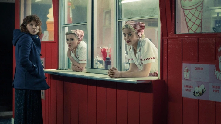 Джесси Племонс в роли Люси | Источник: Кадр из фильма «Думаю, как все закончить»