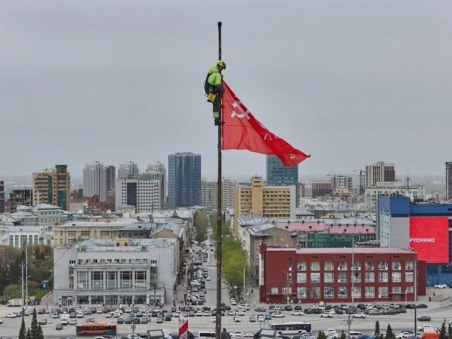 Парад Победы запланирован на площади Ленина, где находится здание театра | Источник: Александр Ощепков / NGS.RU