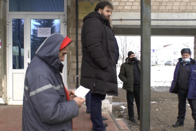 Водители скорой помощи Иглинской ЦРБ устроили совещание с профсоюзом медиков прямо у дверей больницы | Источник: Антон Орлов / vk.com
