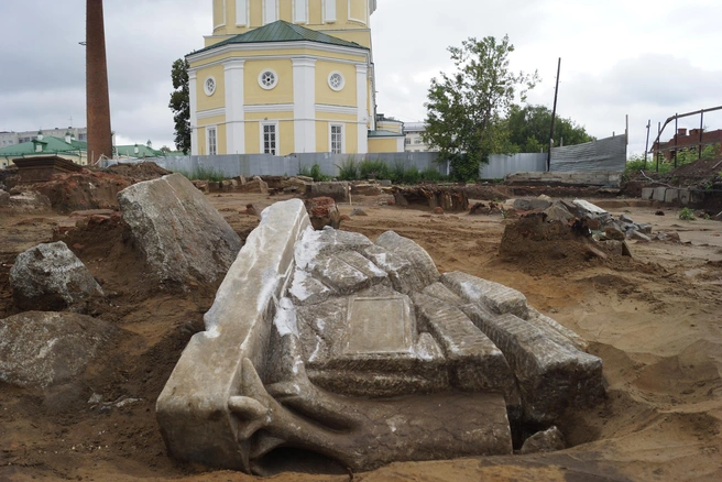 В начале июля археологи показывали ещё один памятник со стволом дерева без ветвей | Источник: Камская археологическая экспедиция / Vk