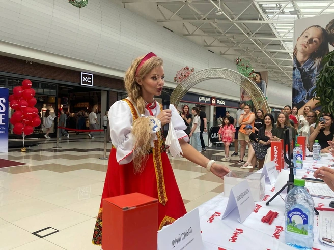 Вы только посмотрите, в каких нарядах некоторые девушки пришли на мероприятие | Источник: 72.RU