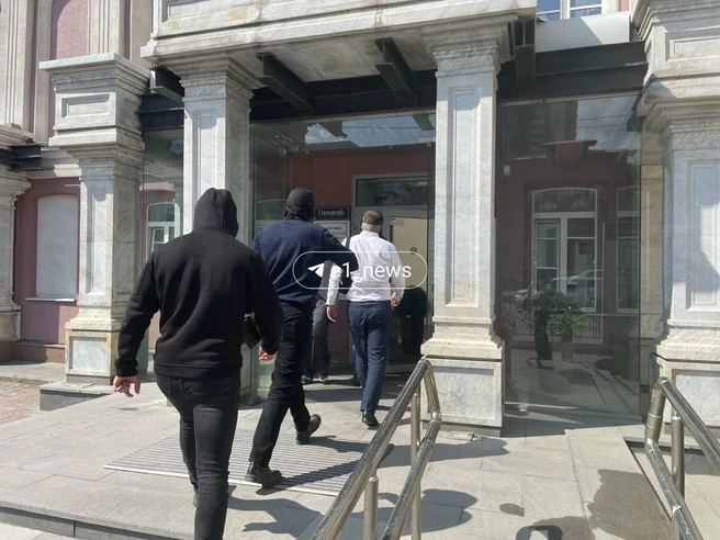 URA.RU рассказал, почему в редакцию и дома сотрудников пришли с обысками силовики | Источник: E1.RU | Новости Екатеринбурга