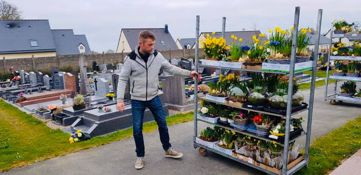 История французского садовника, который украсил непроданными цветами целое кладбище, стала вирусной (фото)