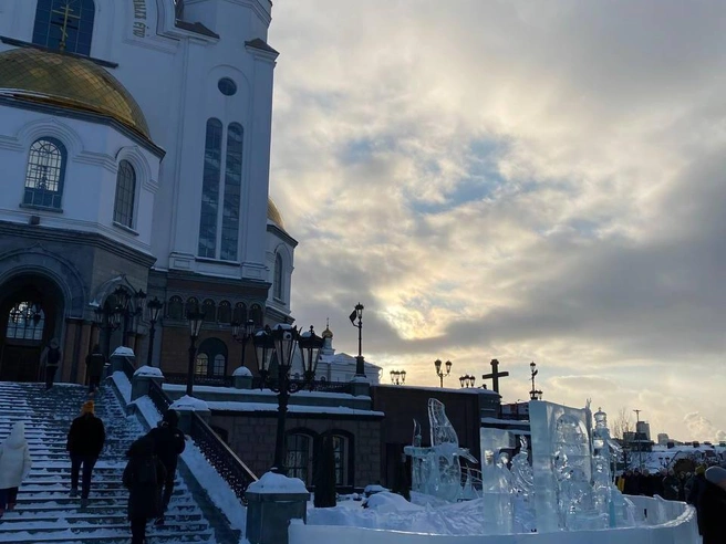 Основная часть ледяных скульптур посвящена Рождеству. | Источник: Екатерина Маврина / E1.RU