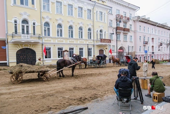 «Королёвские номера», откуда увезли на расстрел Михаила Романова. На фото — съемки фильма о тех событиях | Источник: Тимофей Калмаков / 59.RU