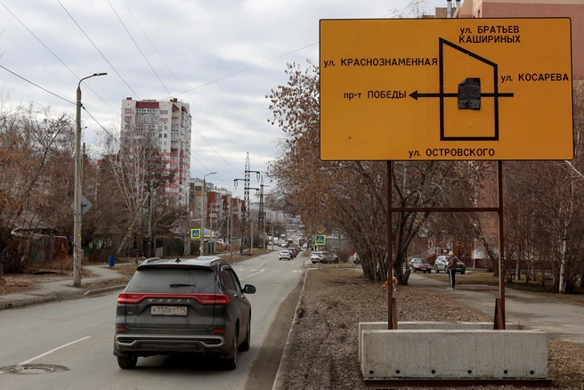 Объезд закрытого участка организовали по улице Братьев Кашириных и Комсомольскому проспекту | Источник: Наталья Лапцевич