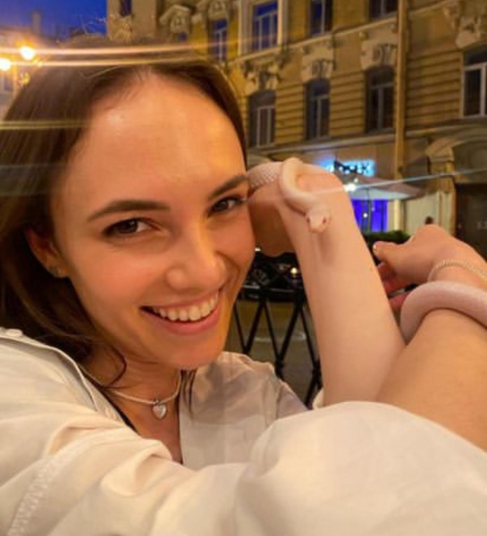 Александр Петров увез молодую жену на романтический уикенд за границу — фото