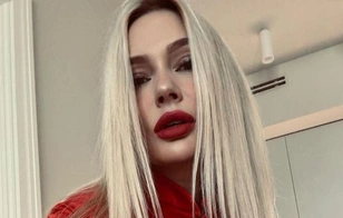 «Эти кубики просто гипнотизируют»: 40-летняя Наталья Рудова показала подтянутое тело в нескромном топе