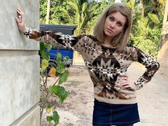 Шлепанцы, «свитер сисадмина» и парик: Асмус удивила необычным образом со съемок