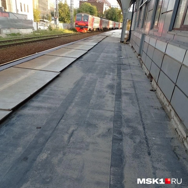 В некоторых местах рабочие положили листы фанеры | Источник: TransportationArtem