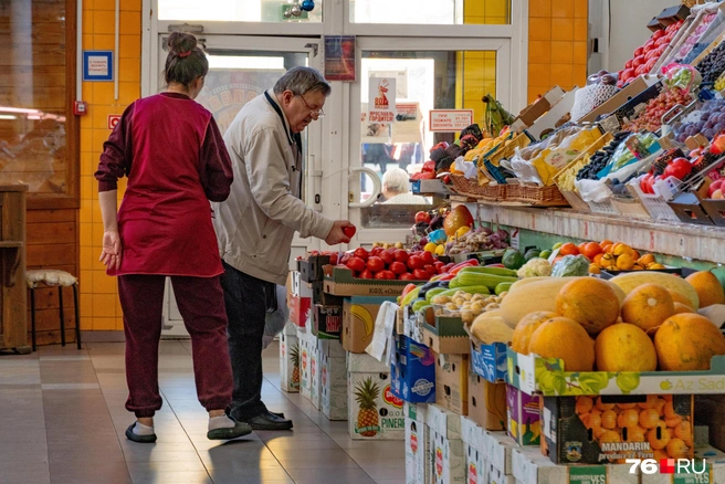 Но люди продолжают посещать рынок | Источник: Кирилл Поверинов / 76.RU