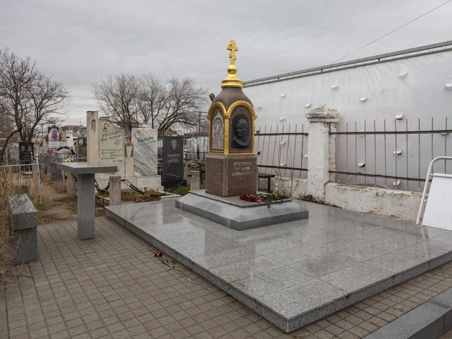 Могила Виталия Старикова на старом Ворошиловском кладбище. Напротив неё находится могила Виталия Нестерова. | Источник: Константин Завриков / V1.RU