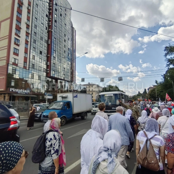 На оживленном участке дороги движение регулировали казаки | Источник: Андрей Пашинский / Voronezh1.ru