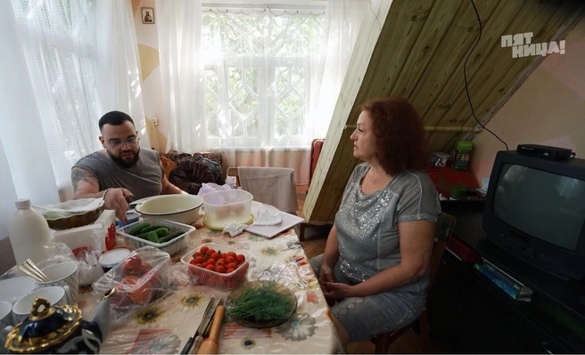 Проверку бабушкой Михаил успешно прошел | Источник: «Свадьба вслепую», телеканал «Пятница!» / blindwedding.friday.ru