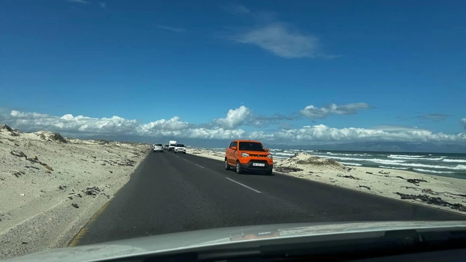 Правда, вместо заметенных снегом трасс, как у нас, здесь можно встретить горы песка, которые сметает океанским бризом | Источник: Евгения Дегтянникова