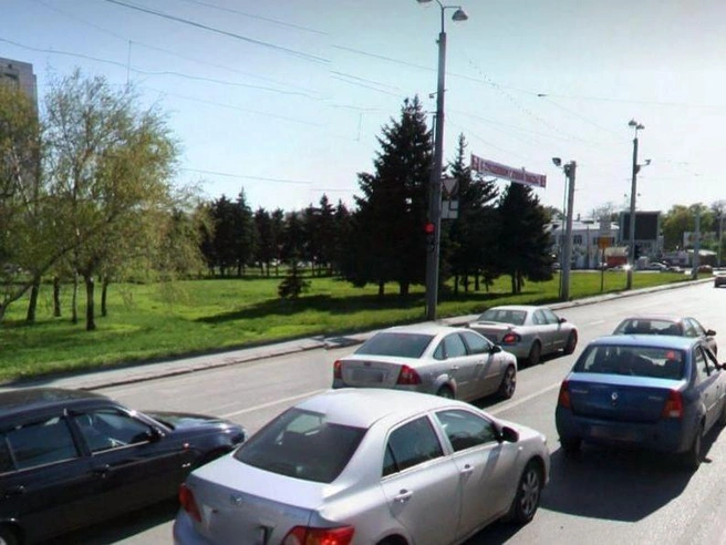 На площади Гагарина кольцевая развязка в 2010 году была единой. Её разделили на малое и большое кольцо лишь в 2016 году для разгрузки трафика в сторону Северного. | Источник: yandex.ru/maps