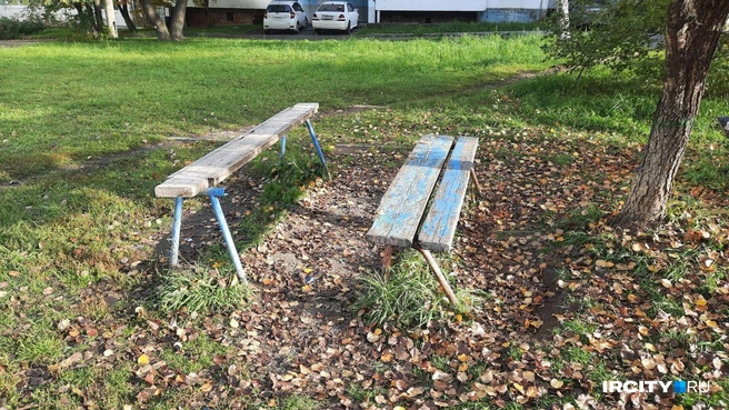 Притом, что лавочки у них во дворе не новые  | Источник: Виктор Лучкин / «ИрСити»