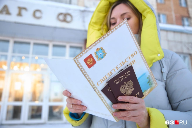 В Госдуме считают, что многие часто сталкиваются с ностальгией по советскому свидетельству о рождении | Источник: Роман Данилкин / 63.RU