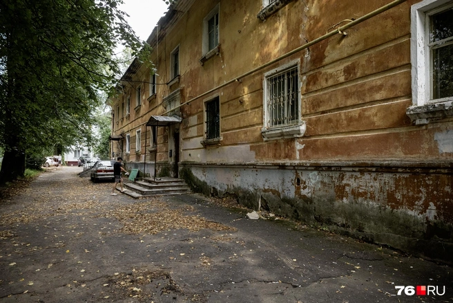 Двор дома № 4 на улице Майорова в Ярославле | Источник: Александр Куренной / 76.RU