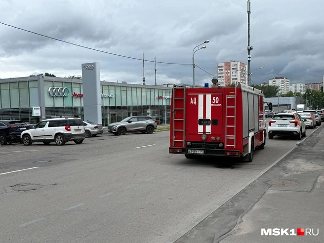 На место происшествия прибыли пожарные | Источник: Артем Устюжанин / MSK1.RU