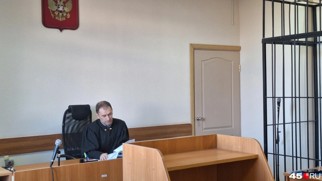 Судья Денис Черкасов приобщил к делу результаты экспертизы, из которых следует, что стоимость иконы составляет 105&nbsp;000 рублей вместо 300 тысяч. | Источник: Александр Лисихин / 45.RU 