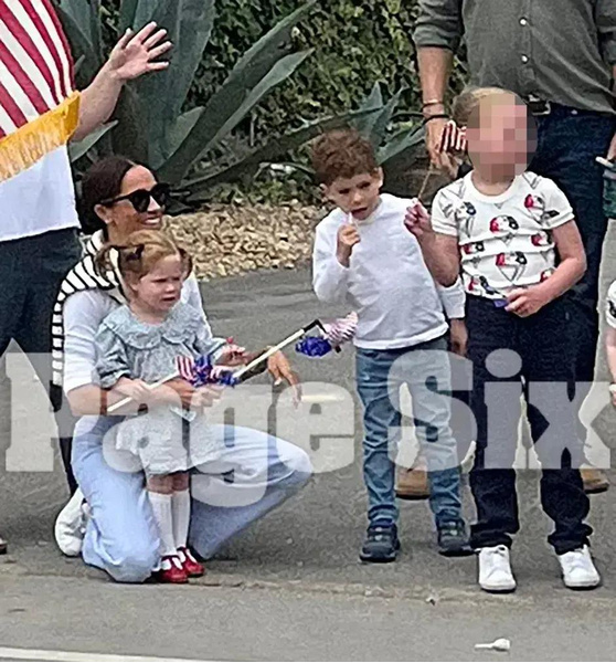 Первые кадры в истории: Меган Маркл с детьми Арчи и Лилибет на параде в Монтесито