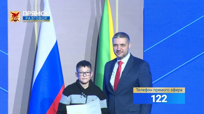Рома посыпает дороги песком и убирает снег | Источник: РТК «Забайкалье»