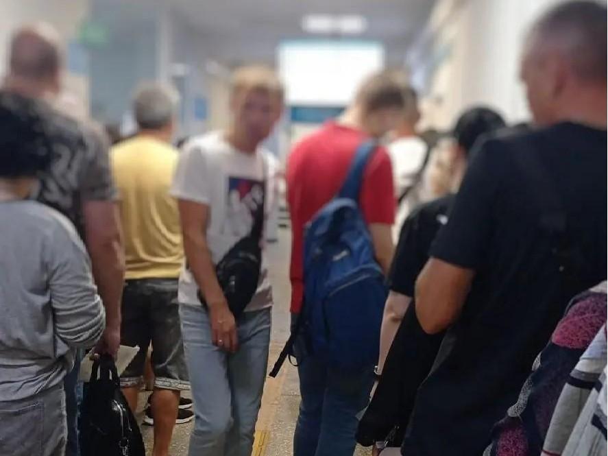 «20 человек впереди»: в Челябинске сняли на видео толкучку за талонами в поликлинике