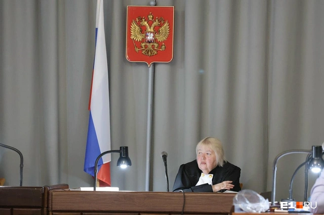 Председательствующая по делу Ирина Иванова успокаивала потерпевших | Источник: Владислав Лоншаков / E1.RU