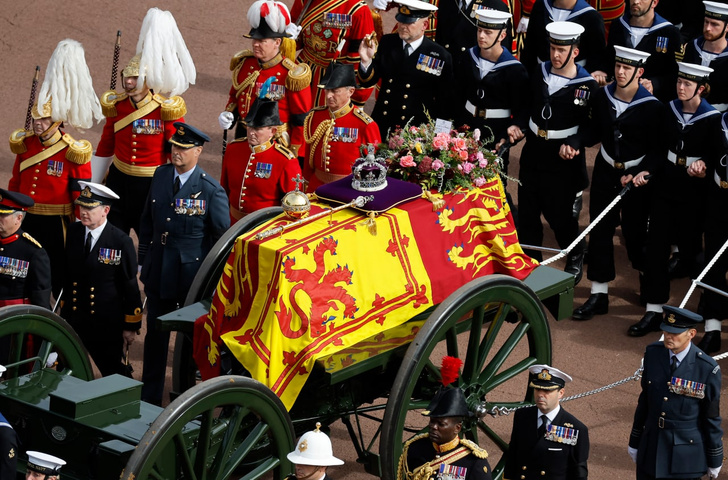На похоронах королевы Елизаветы 98 моряков тянули лафет, а 40 идущих сзади притормаживали его при необходимости