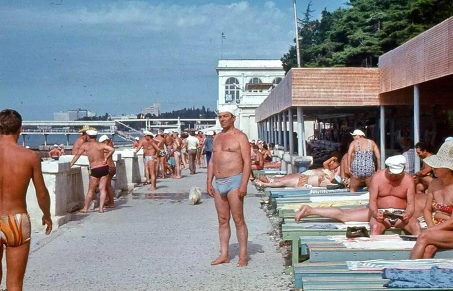 Пляж санатория имени Ворошилова, 1977 год | Источник: Станислав Нефедов / pastvu.com