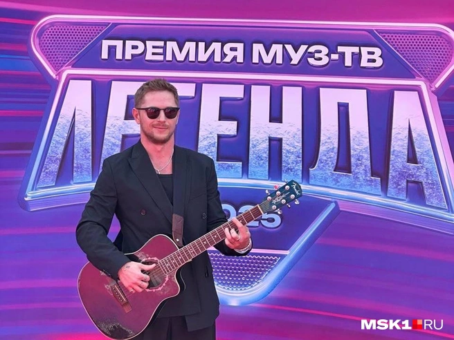 Певец Chebanov решил попозировать с гитарой | Источник: Индира Лебедева / STARHIT