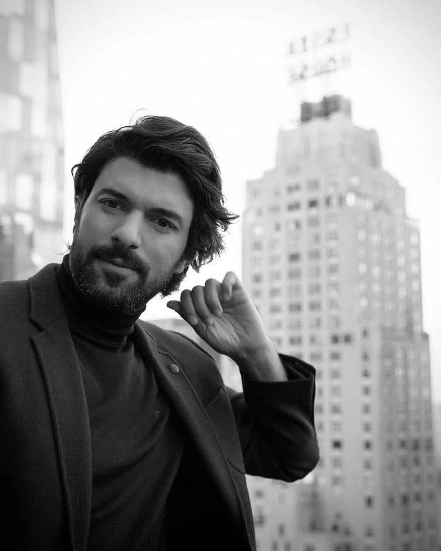 Актер перед церемонией «Эмми» | Источник: enginakyurek / Instagram (экстремистская организация, деятельность запрещена на территории РФ)
