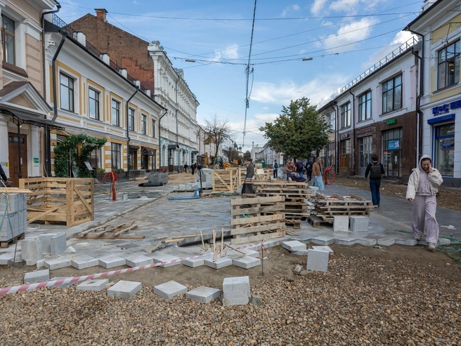 Главную пешеходную улицу экстренно покрывают плиткой | Источник: Александр Куренной / 76.RU
