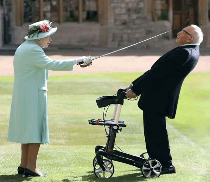 Лучшие фотожабы на посвящение Елизаветой II в рыцари 100-летнего ветерана