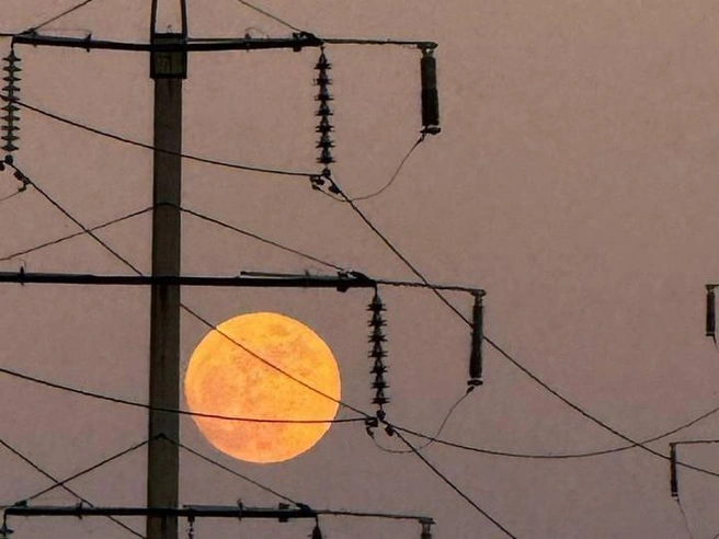 На фотографии виден чёткий контур полной луны. | Источник: читатель 74.RU