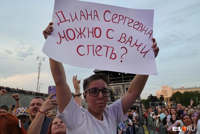 Девушка с плакатом вышла к Арбениной | Источник: Валерия Еленина / E1.RU